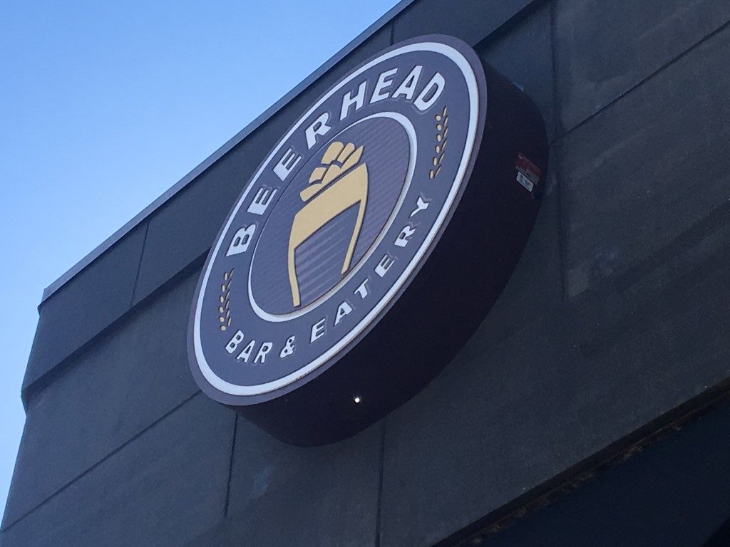5 Types of Chicago Restaurant Signs to Reel in the Hungry!